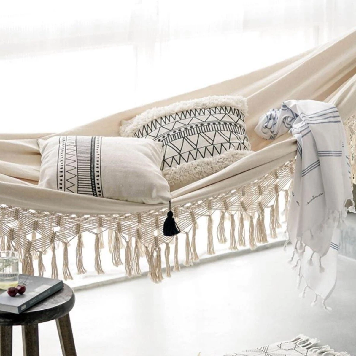 QUVIO Hangmat Voor In De Tuin - Tuinstoelen - Reishangmat Voor Camping, Outdoor En Reizen - Hamock - Katoen Ademend - Maximale Belasting Van 250KG - Lig Oppervlak Van 180 Cm - Geschikt Voor 1 Persoon - Beige 7 QUVIO Hangmat Voor In De Tuin - Tuinstoelen - Reishangmat Voor Camping, Outdoor En Reizen - Hamock - Katoen Ademend - Maximale Belasting Van 250KG - Lig Oppervlak Van 180 Cm - Geschikt Voor 1 Persoon - Beige - Afbeelding 5