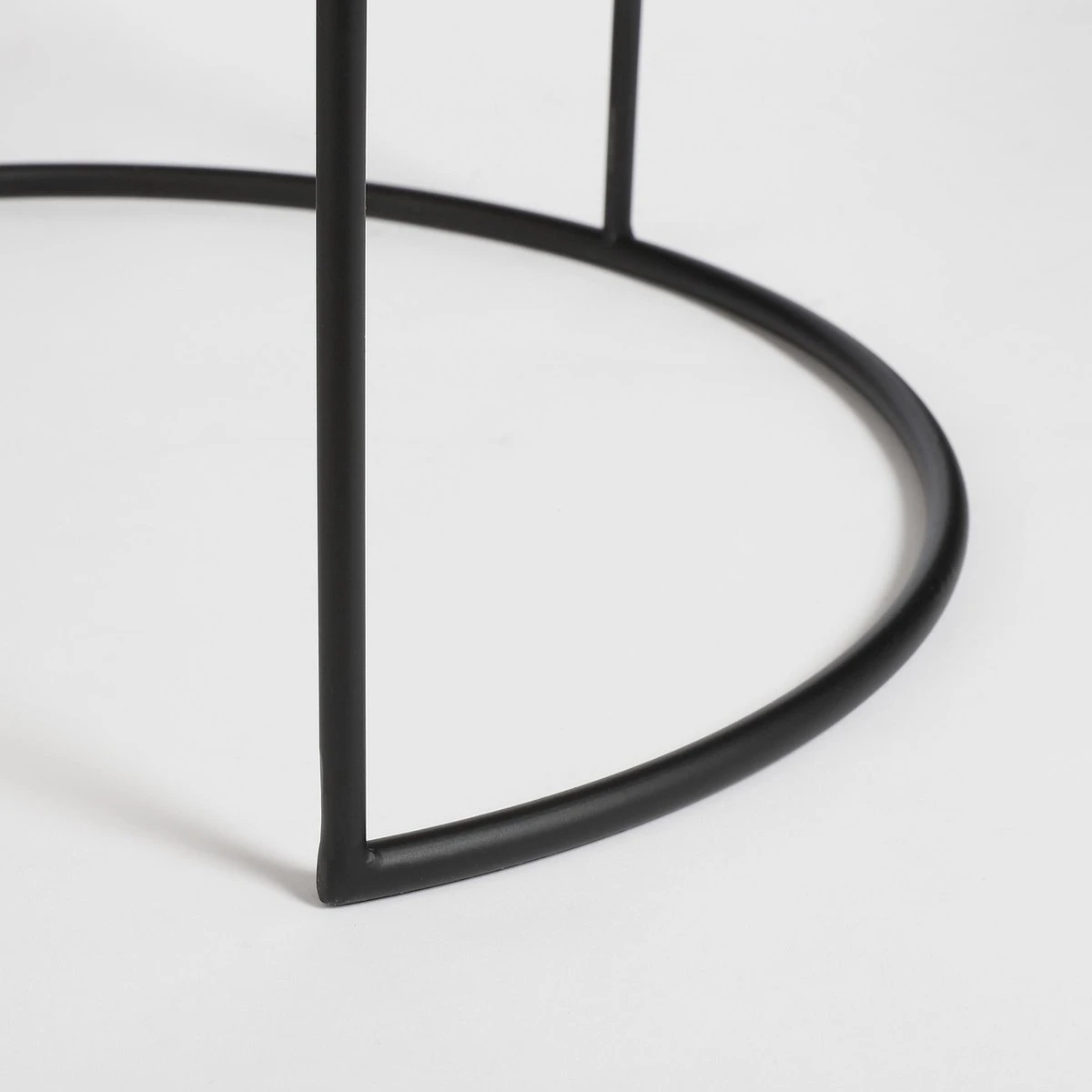 Mica Decorations Leandro Bijzettafel - Set Van 2 - H45 X Ø45 Cm - Zwart 6 Mica Decorations Leandro Bijzettafel - Set Van 2 - H45 X Ø45 Cm - Zwart - Afbeelding 4