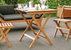Bistro Set Hout Balkonset FSC – Patio Set Tuin – Houten Frans Tuinsetje – Kleine Tuinset – Complete Kleine Balkon Tafelset Met Gratis Bijzettafel – Hardhout FSC Balkonstoelen & Balkon Tafel - Tuintafel En Stoelen - Bistroset Van Hout – Balcony Set -Meubel Verkoop 1200x857 7