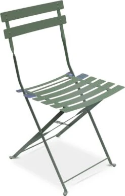 EMILIA Bistroset - 2 Inklapbare Stoelen En Een Ronde Tafel Van Gepoedercoat Staal Met Matte Afwerking – Groengrijs -Meubel Verkoop 768x1200
