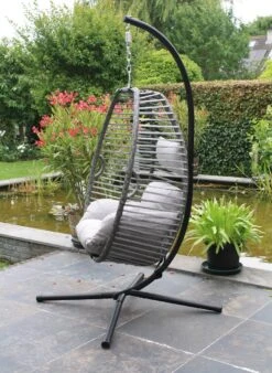 Pro Garden Lowander Hangstoel Egg 191x126x126- Schommelstoel Met Rattan Cocoon En Robuust Stalen Standaard Incl. Kussens - Volledig Inklapbaar - Lichtgrijs -Meubel Verkoop 878x1200 2